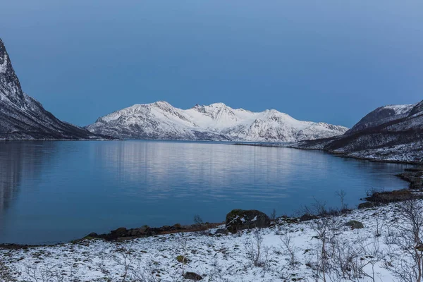 Hermosa vista sobre fiordo. Tromso, Noruega. Noche polar. larga velocidad de obturación — Foto de Stock