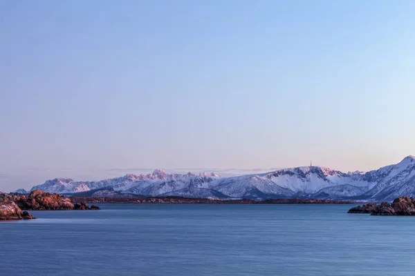 Increíble puesta de sol sobre la isla de Lofoten, Noruega. Paisaje invernal dramático —  Fotos de Stock