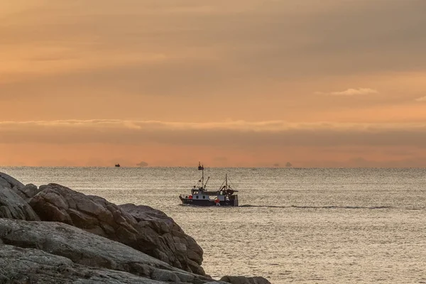 Barco de pesca com incrível pôr do sol no fundo em lofoten, norway . — Fotografia de Stock