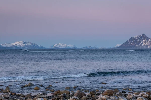 Increíble puesta de sol sobre la isla de Lofoten, Noruega. Paisaje invernal dramático —  Fotos de Stock