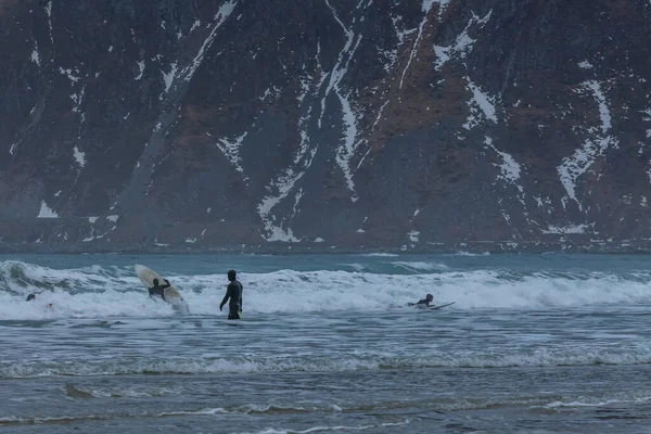 Surfistas de invierno en las islas Lofoten en Noruega — Foto de Stock