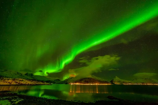 Aurora boreal, luzes polares, sobre montanhas no norte da Europa - ilhas Lofoten, Noruega — Fotografia de Stock