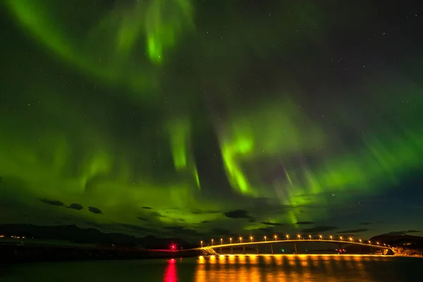 Aurora boreal dramática, luzes polares, sobre montanhas no norte da Europa - ilhas Lofoten, Noruega — Fotografia de Stock