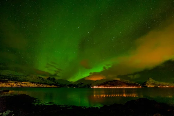 Aurora borealis, sarki fények, hegyek felett Észak-Európában - Lofoten-szigetek, Norvégia — Stock Fotó