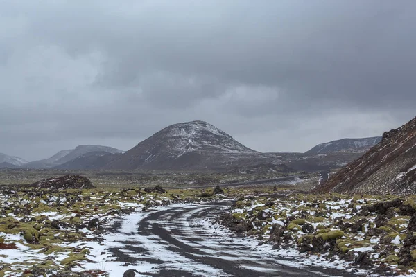 용암 지대를 지나는 길. 북유럽의 겨울 눈덮인 사막 풍경입니다. 아이슬란드 — 스톡 사진
