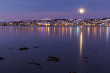 İnanılmaz macenta rengi ve Norveç, Tromso 'nun üzerindeki ay ışığı. Kutup gecesi. uzun deklanşör hızı