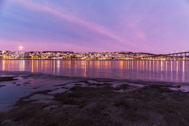 Tromso, Norveç 'in üzerinde muhteşem morumsu bir renkle şaşırtıcı bir gün doğumu. Kutup gecesi. uzun deklanşör hızı