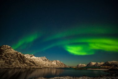 Dramatik kutup ışıkları, Kuzey Avrupa 'daki dağların üzerindeki Aurora borealis - Lofoten adaları, Norveç