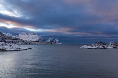 Norveç 'teki Lofoten adalarında mavi saatin altında inanılmaz bir gün batımı..