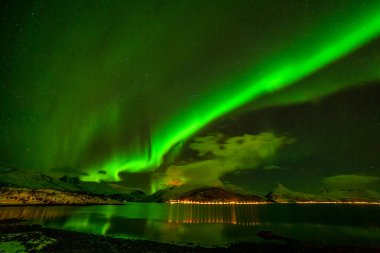 Dramatik kutup ışıkları, Kuzey Avrupa 'daki dağların üzerindeki Aurora borealis - Lofoten adaları, Norveç