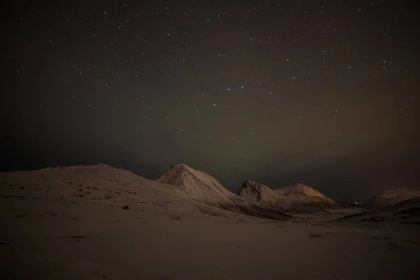 Nuit dramatique avec de nombreux nuages et étoiles sur le ciel au-dessus des montagnes dans le nord de l'Europe - Tromso, Norway.long vitesse d'obturation . — Photo