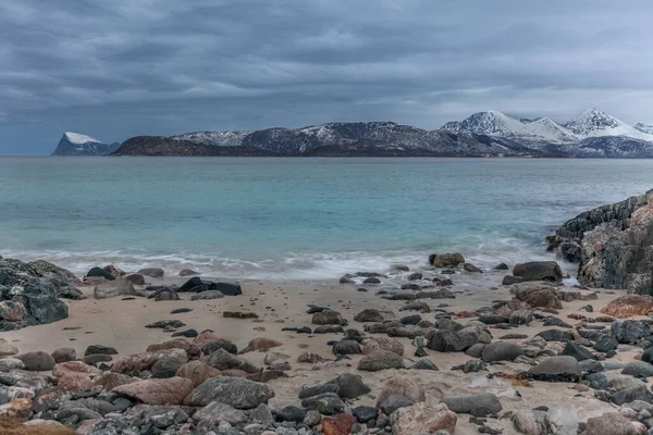 Hermosa vista sobre fiordo. Sommaroy, Noruega. Noche polar. larga velocidad de obturación —  Fotos de Stock