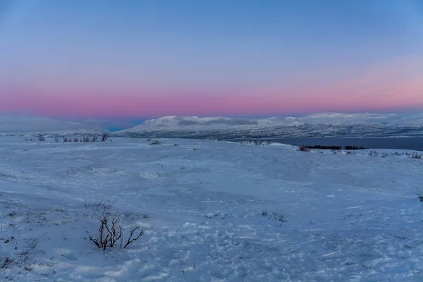 피오르드 너머로 아름다운 광경 이 보입니다. 스웨덴 , abisko. 극적 인 밤. 긴 셔터 속도 — 스톡 사진