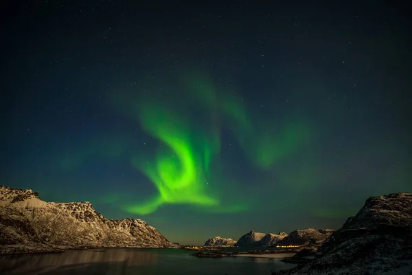 Drámai sarki fények, Aurora borealis a hegyek felett Észak-Európában - Lofoten-szigetek, Norvégia — Stock Fotó