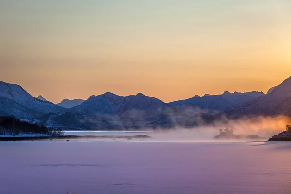 Incredibile alba sull'isola di Lofoten, Norvegia. Drammatico paesaggio invernale — Foto Stock