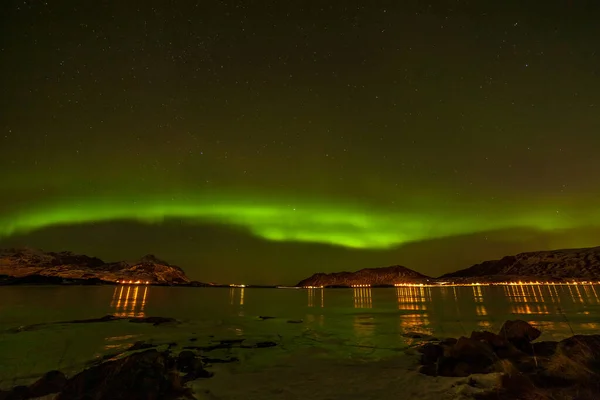 Luces polares dramáticas, Aurora boreal sobre las montañas en el norte de Europa - Islas Lofoten, Noruega — Foto de Stock