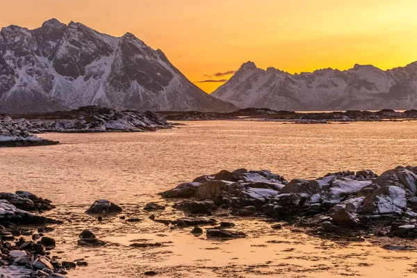 Tramonto incredibile sull'isola di Lofoten, Norvegia. Drammatico paesaggio invernale — Foto Stock
