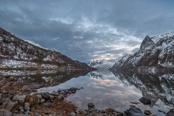 Norveç 'teki Lofoten adalarında mavi saatin altında dramatik gün batımı. — Stok fotoğraf