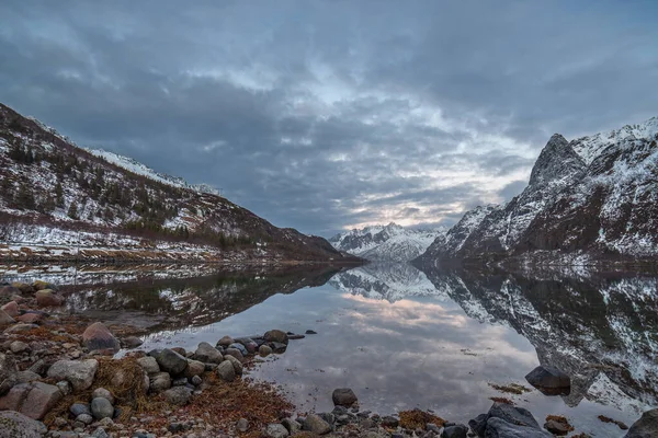 Coucher de soleil spectaculaire sous l'heure bleue sur le fjord des îles Lofoten, Norvège . — Photo