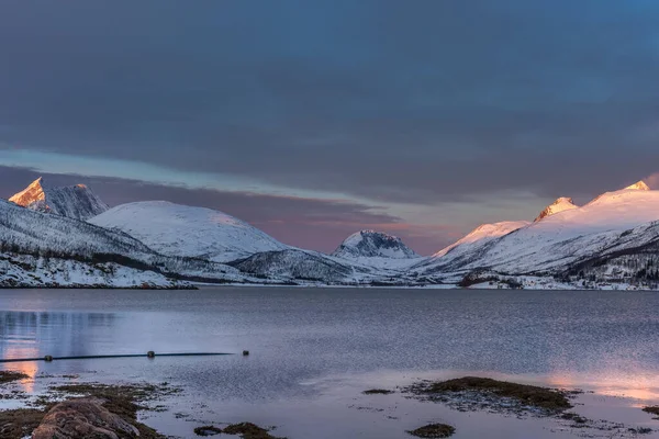 Όμορφη ανατολή πάνω από το νησί Lofoten, Νορβηγία. Δραματικό χειμερινό τοπίο — Φωτογραφία Αρχείου