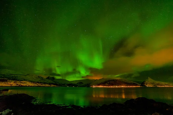 Luces polares dramáticas, Aurora boreal sobre las montañas en el norte de Europa - Islas Lofoten, Noruega — Foto de Stock