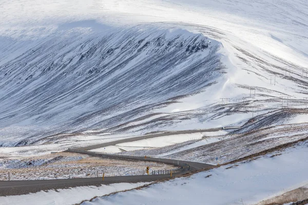 겨울의 길. 북유럽의 눈덮인 사막 봄 풍경입니다. 아이슬란드 — 스톡 사진