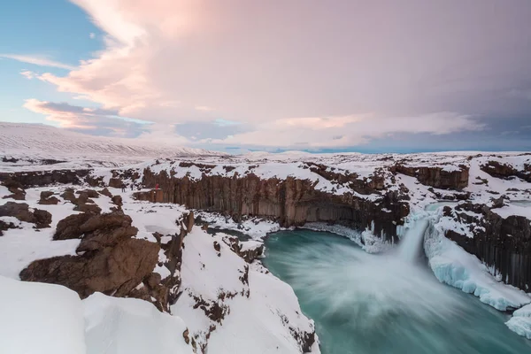 Aldeyjarfoss, Island. Nejkrásnější vodopád na Islandu. Aldeyjarfoss vodopád v zimě — Stock fotografie