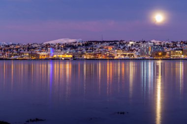 İnanılmaz macenta rengi ve Norveç, Tromso 'nun üzerindeki ay ışığı. Kutup gecesi. uzun deklanşör hızı