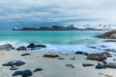 Fiyort üzerinde güzel bir manzara. Sommaroy, Norveç. Kutup gecesi. uzun deklanşör hızı