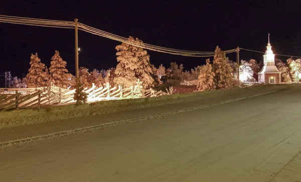 Typisk svensk by i frostig natt i polcirkeln — Stockfoto