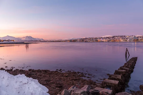 Lever de soleil incroyable avec une couleur magenta incroyable sur Tromso, Norvège. Nuit polaire. vitesse d'obturation longue — Photo