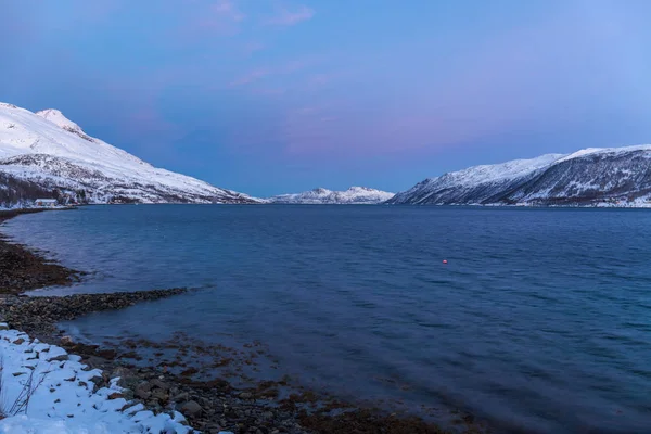 Incredibile tramonto con incredibile colore magenta su fiordo Tromso, Norvegia. Notte polare. lunga velocità dell'otturatore — Foto Stock
