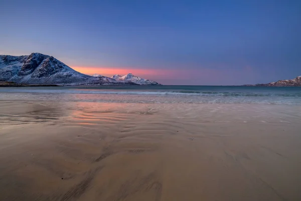 Niesamowity wschód słońca z niesamowitym kolorem magenta nad piaszczystą plażą. Tromso, Norwegia. Noc polarna. długa prędkość migawki — Zdjęcie stockowe