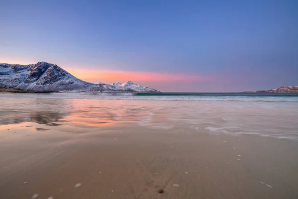 Καταπληκτική ανατολή με καταπληκτικό χρώμα ματζέντα πάνω από την παραλία της άμμου. Tromso, Νορβηγία. Πολική νύχτα. ταχύτητα του μακρού κλείστρου — Φωτογραφία Αρχείου