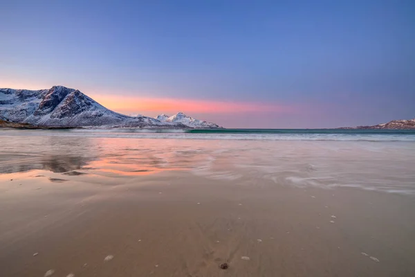 Nascer do sol incrível com cor magenta incrível sobre praia de areia. Tromso, Noruega. Noite polar. velocidade longa do obturador — Fotografia de Stock