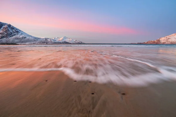 Csodálatos napkelte csodálatos bíbor színű homokos tengerpart felett. Tromso, Norvégia. Sarki éjszaka. hosszú záridő — Stock Fotó