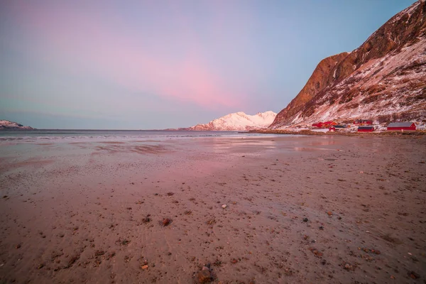 Geweldige zonsopgang met verbazingwekkende magenta kleur over zandstrand. Tromso, Noorwegen. Poolnacht. lange sluitertijd — Stockfoto