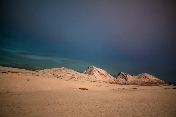 유럽 북부 의산들 위로 하늘에 떠 있는 많은 구름 과 별들로 이루어진 극적 인 밤 - 트 롬 소, 노상강도, 긴 셔터 속도. — 스톡 사진