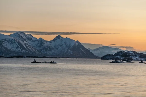 Fantastisk solnedgång över ön Lofoten, Norge. Dramatiskt vinterlandskap — Stockfoto