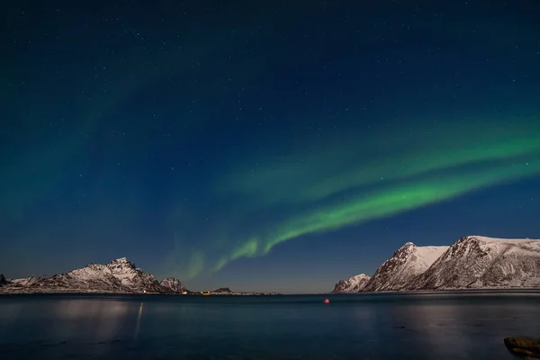 Drámai aurora borealis, sarki fények, hegyek felett Észak-Európában - Lofoten-szigetek, Norvégia — Stock Fotó