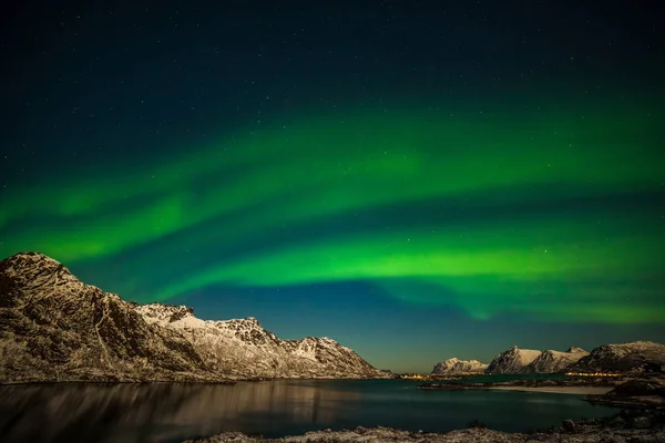 Дивовижні полярні вогні, Aurora borealis над горами Північної Європи - Лофотенські острови (Норвегія). — стокове фото