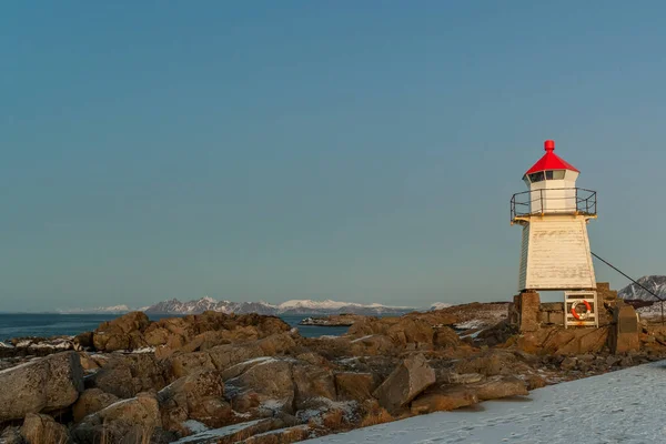 Coucher de soleil incroyable sur le phare des îles Lofoten, Norvège . — Photo