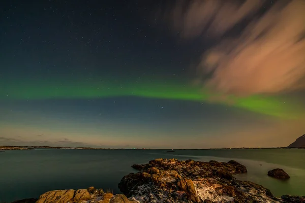 Csodálatos sarki fények, Aurora borealis át a hegyeken Észak-Európában Lofoten szigetek, Norvégia — Stock Fotó
