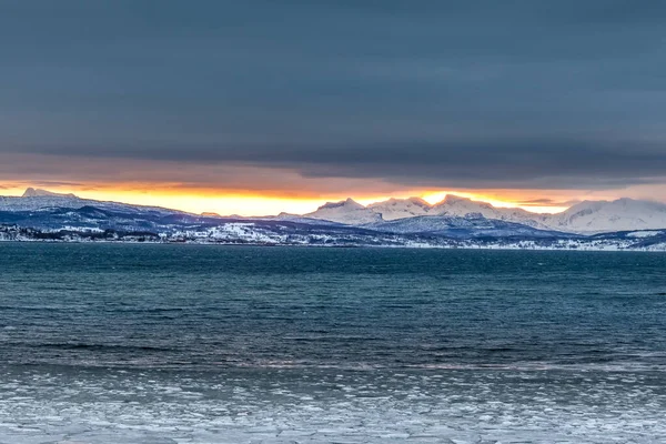 Hermoso atardecer bajo hora azul sobre fiordo en las islas Lofoten, Noruega . — Foto de Stock