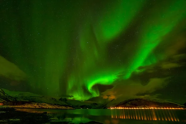 Csodálatos sarki fények, Aurora borealis át a hegyeken Észak-Európában - Lofoten-szigetek, Norvégia — Stock Fotó