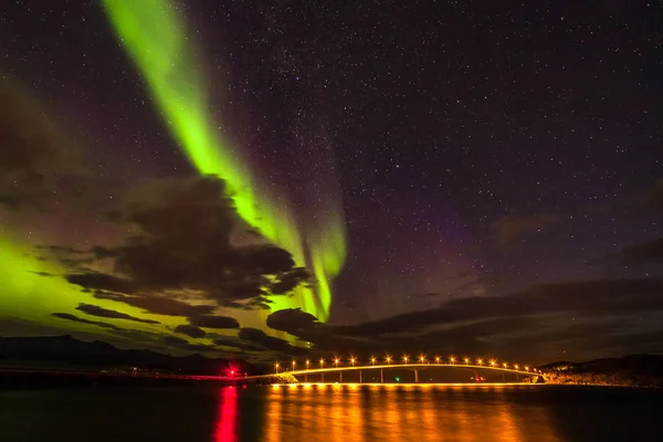 Dramatická aurora borealis, polární záře, přes hory na severu Evropy - Lofotenské ostrovy, Norsko — Stock fotografie