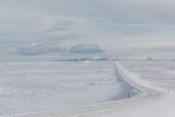 겨울의 길. 북유럽의 눈덮인 사막 봄 풍경입니다. 아이슬란드 — 스톡 사진
