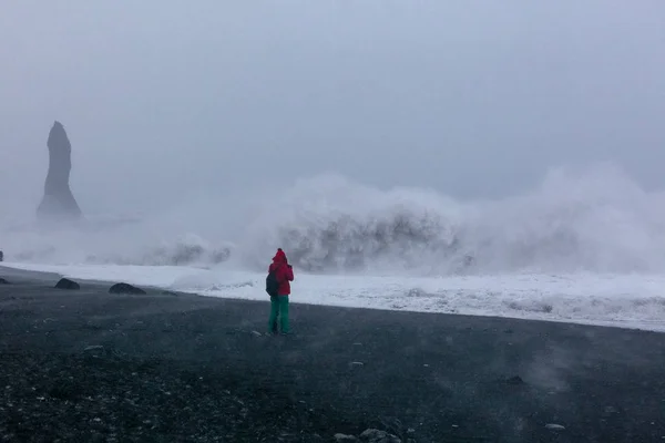 Fotógrafo fotografiando el océano durante una tormenta en Islandia. larga exposición — Foto de Stock