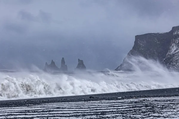 Vista desde la playa de Vik durante una fuerte tormenta, Islandia. Salpicando olas en primer plano . — Foto de Stock