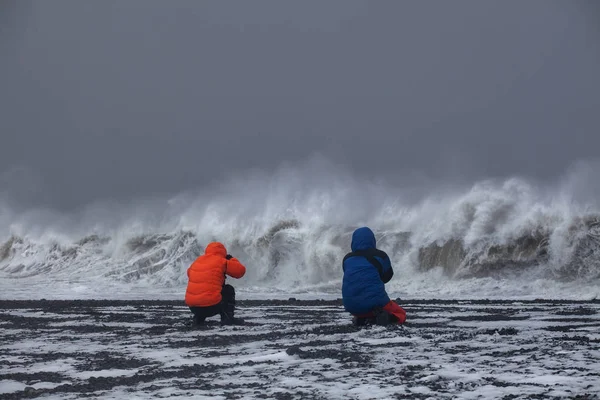 Fotógrafos fotografiando el océano durante una tormenta en Islandia. larga exposición — Foto de Stock
